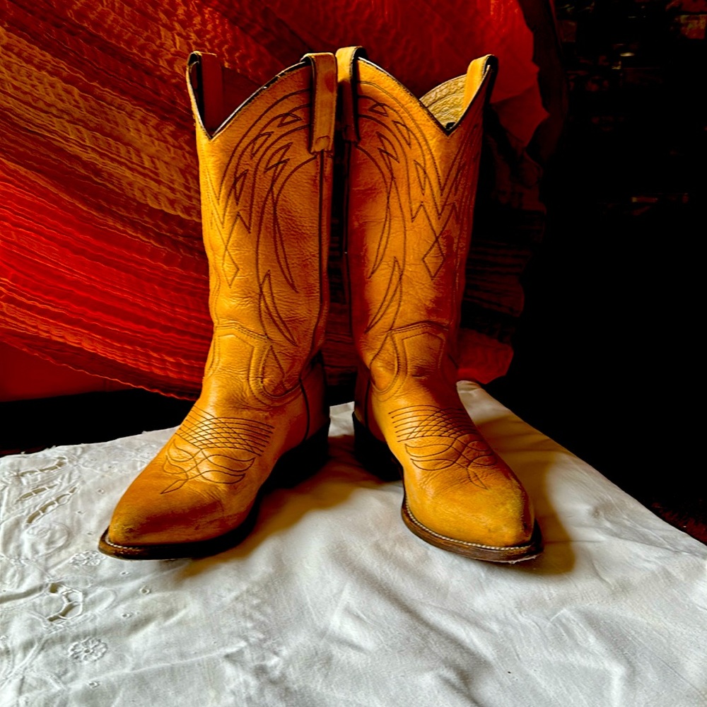 Comfy tan Frye Cowboy Boots